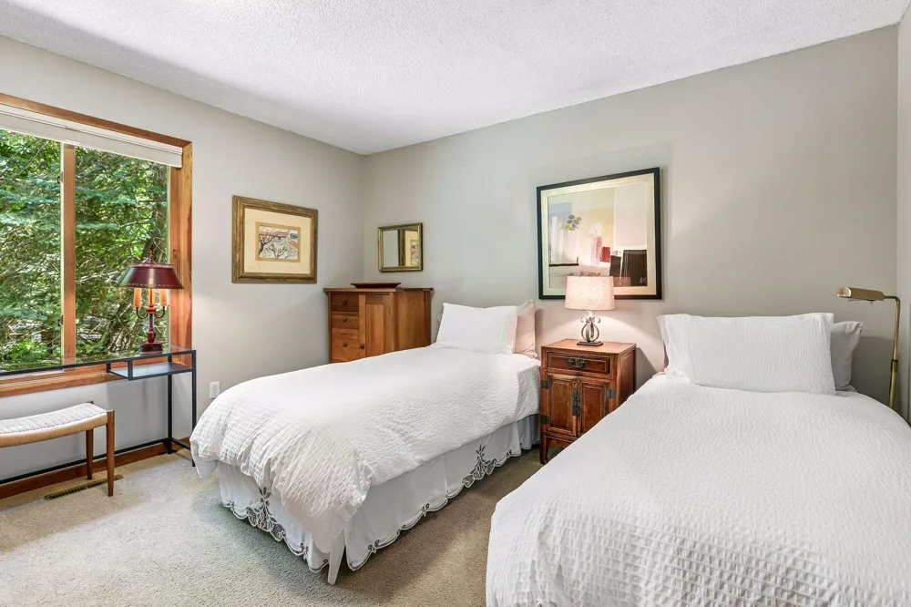 1900 Lanewood Lane Plymouth, MN 55447