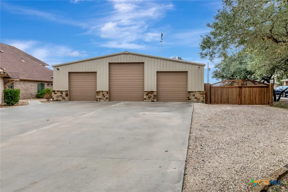249 Post Oak Bend Inez, TX 77968