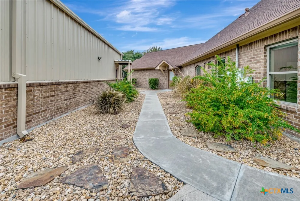 249 Post Oak Bend Inez, TX 77968