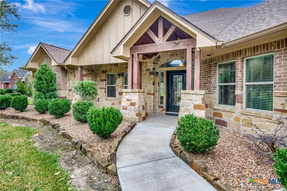 249 Post Oak Bend Inez, TX 77968