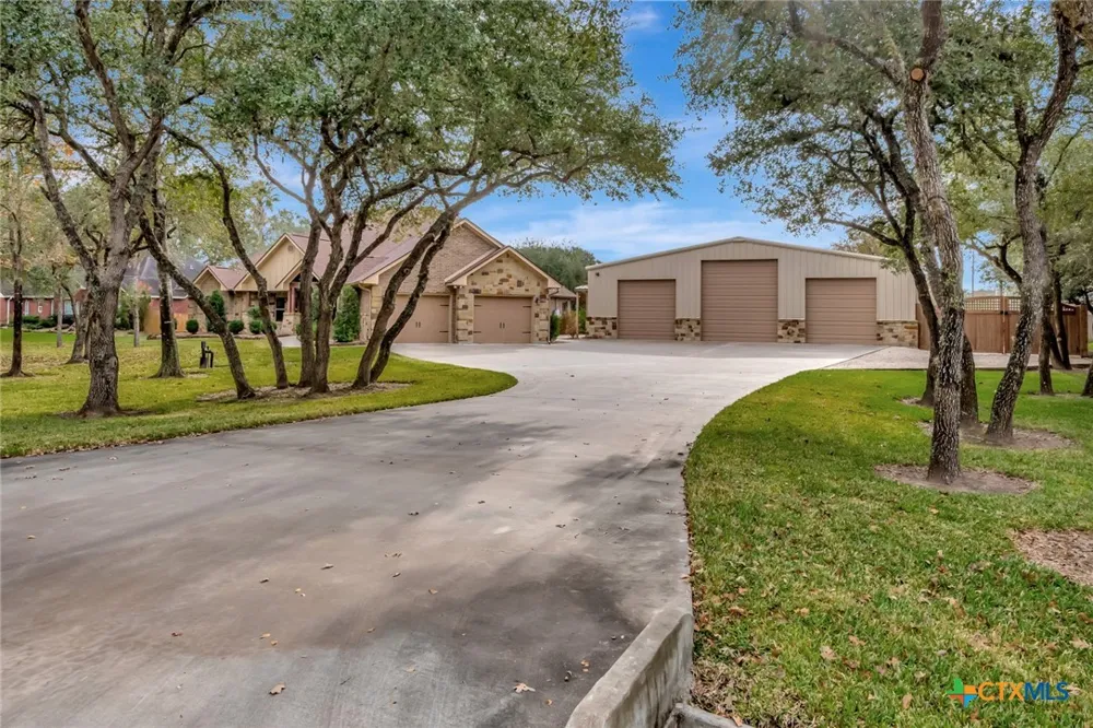 249 Post Oak Bend Inez, TX 77968