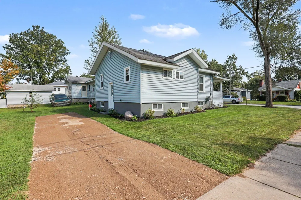 327 Lewis Street Rockford, MI 49341