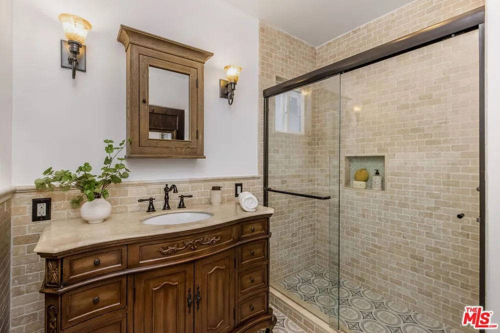 686 San Juan Avenue Venice, CA 90291