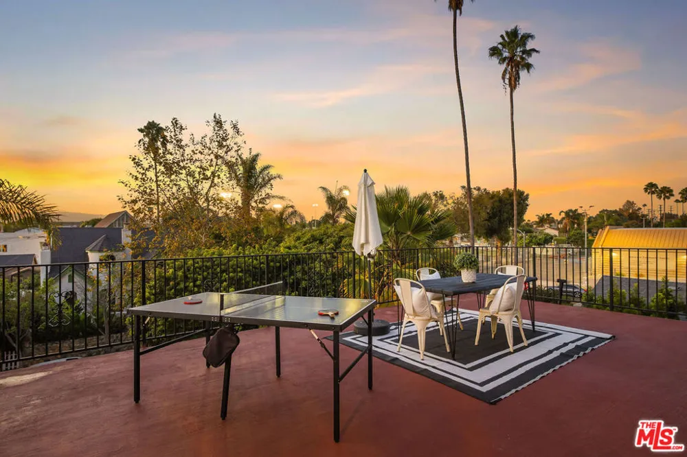 686 San Juan Avenue Venice, CA 90291