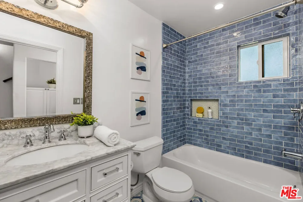 686 San Juan Avenue Venice, CA 90291