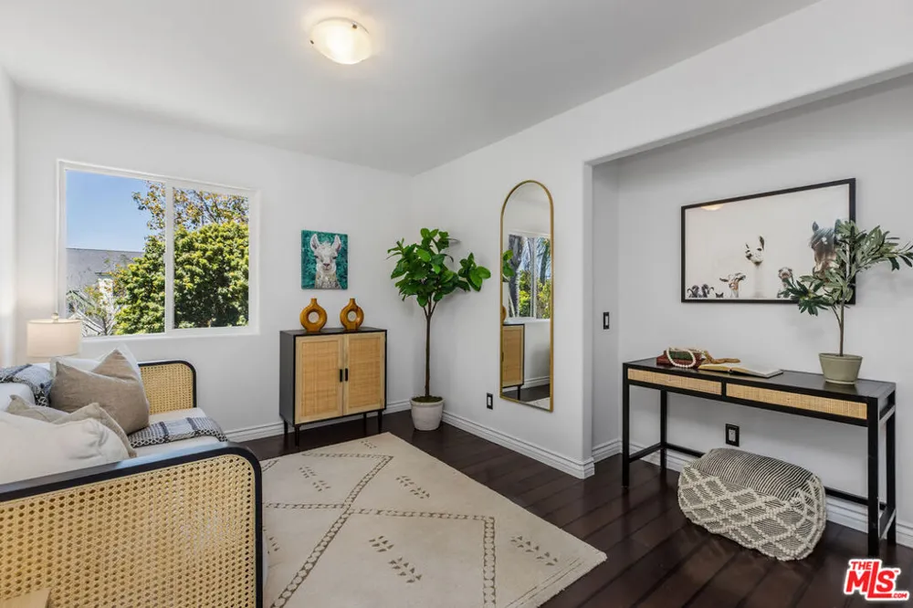 686 San Juan Avenue Venice, CA 90291
