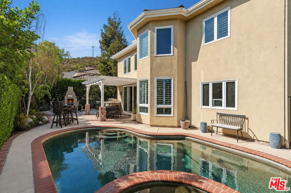 186 Royal London Court Lake Sherwood, CA 91361