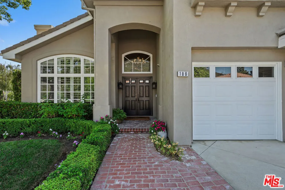 186 Royal London Court Lake Sherwood, CA 91361