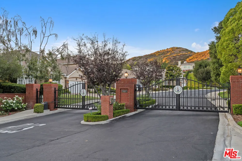 186 Royal London Court Lake Sherwood, CA 91361
