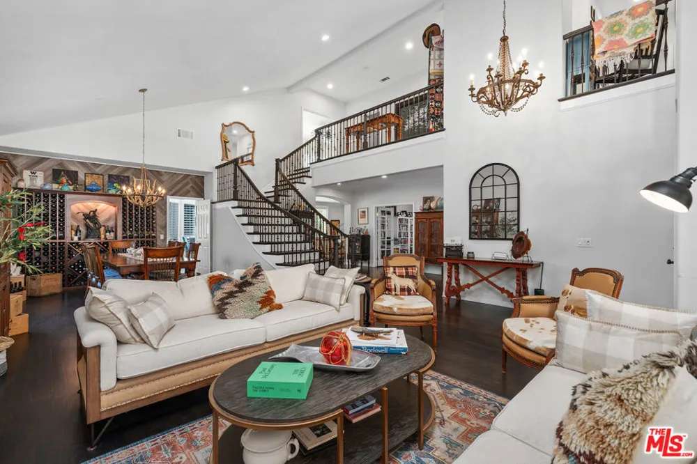 186 Royal London Court Lake Sherwood, CA 91361