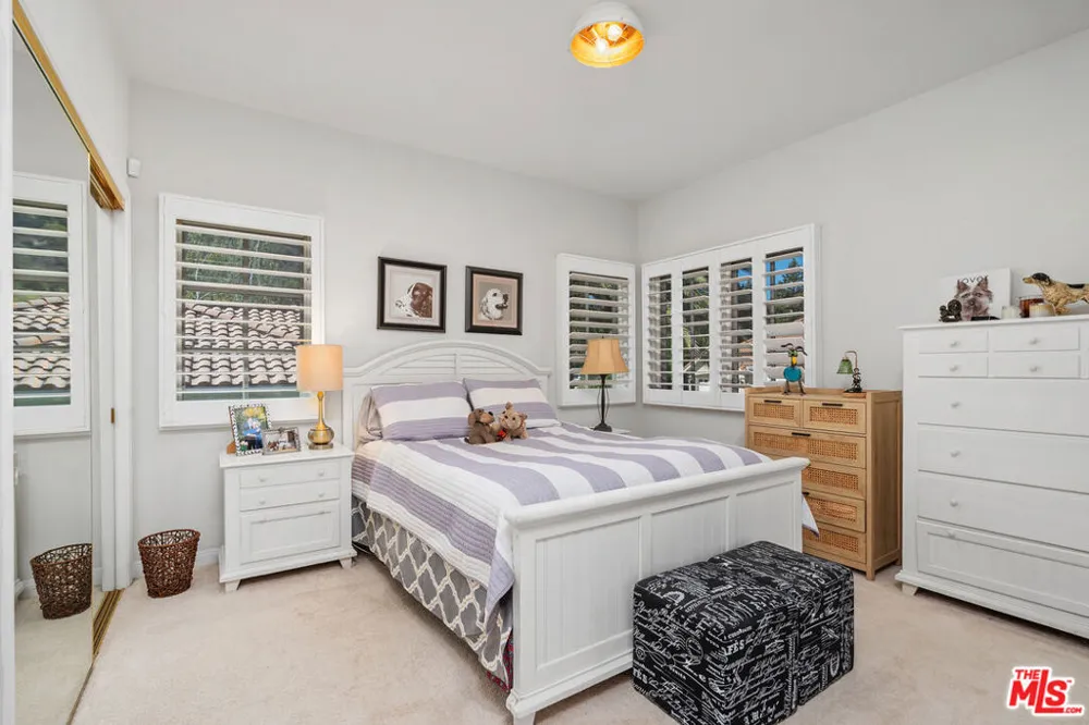 186 Royal London Court Lake Sherwood, CA 91361