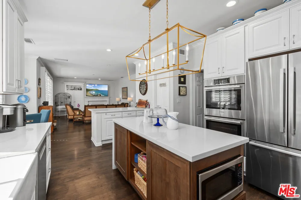 186 Royal London Court Lake Sherwood, CA 91361