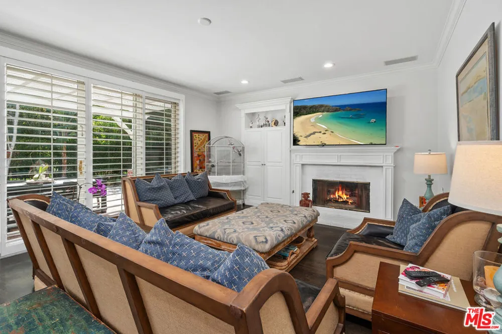 186 Royal London Court Lake Sherwood, CA 91361