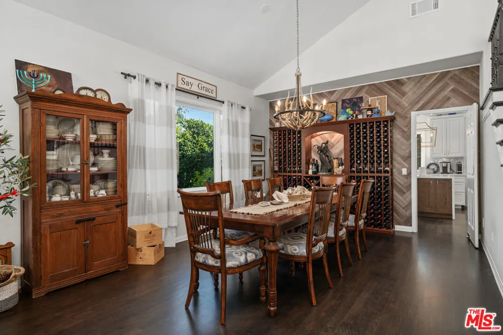 186 Royal London Court Lake Sherwood, CA 91361