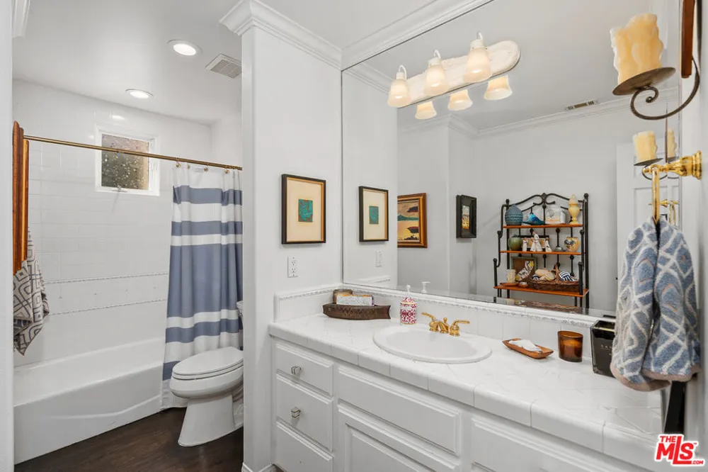 186 Royal London Court Lake Sherwood, CA 91361