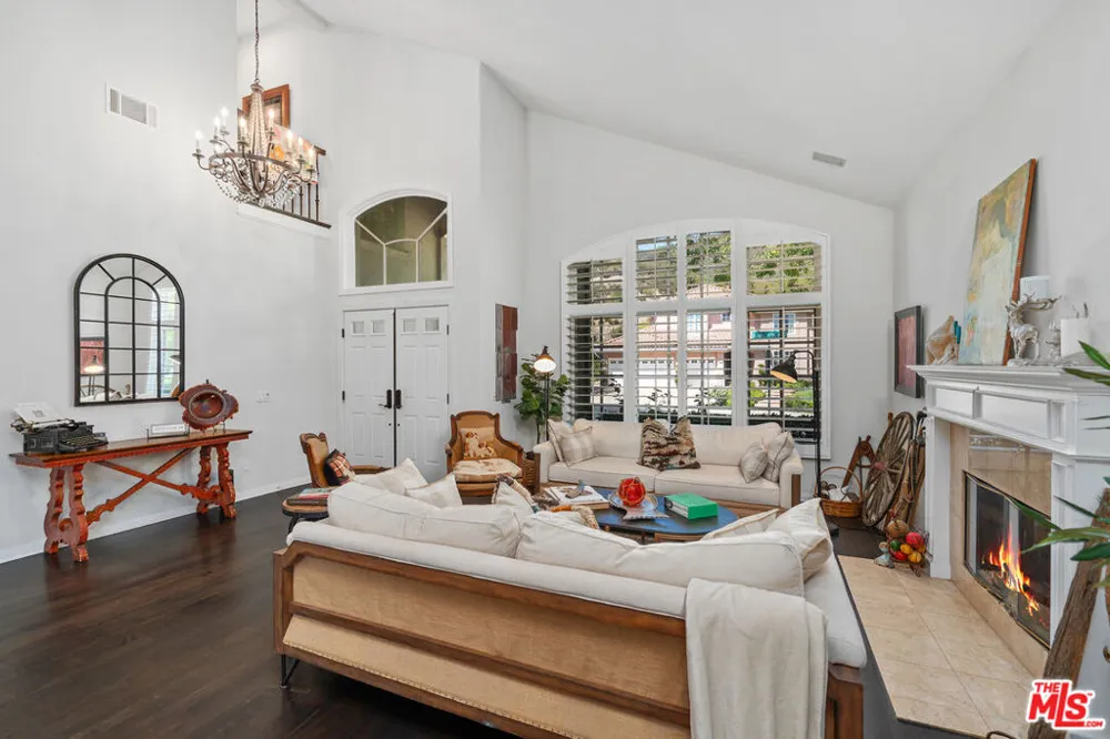186 Royal London Court Lake Sherwood, CA 91361