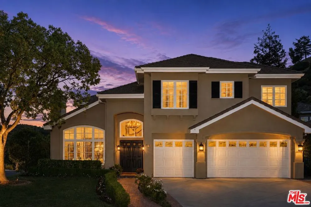 186 Royal London Court Lake Sherwood, CA 91361