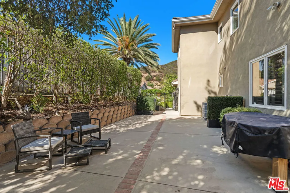 186 Royal London Court Lake Sherwood, CA 91361