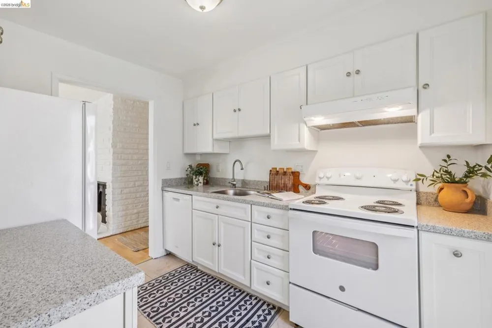 385 Jayne Ave #301 Oakland, CA 94610