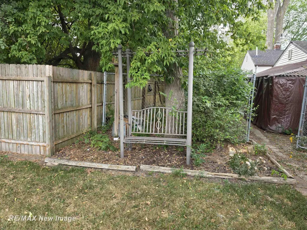 2502 S 24th Street Saginaw City, MI 48601