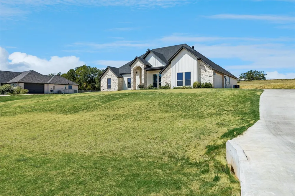 10020 Valley Oak Court Springtown, TX 76082