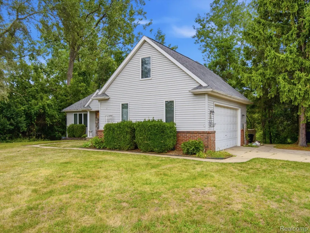 575 Lakes Edge Drive Oxford Village, MI 48371