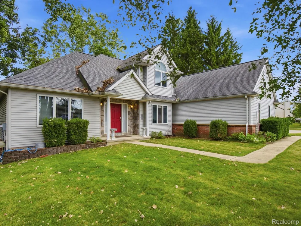 575 Lakes Edge Drive Oxford Village, MI 48371