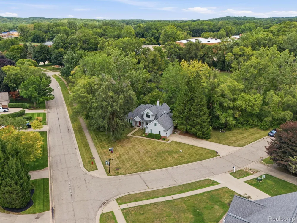 575 Lakes Edge Drive Oxford Village, MI 48371