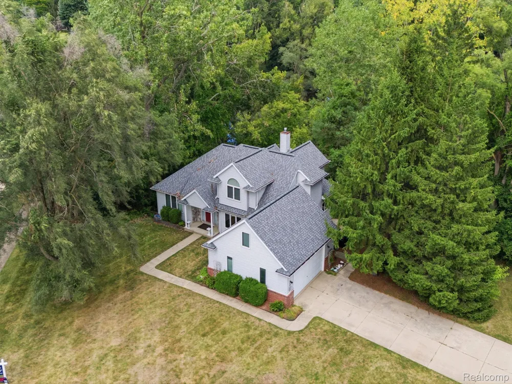 575 Lakes Edge Drive Oxford Village, MI 48371