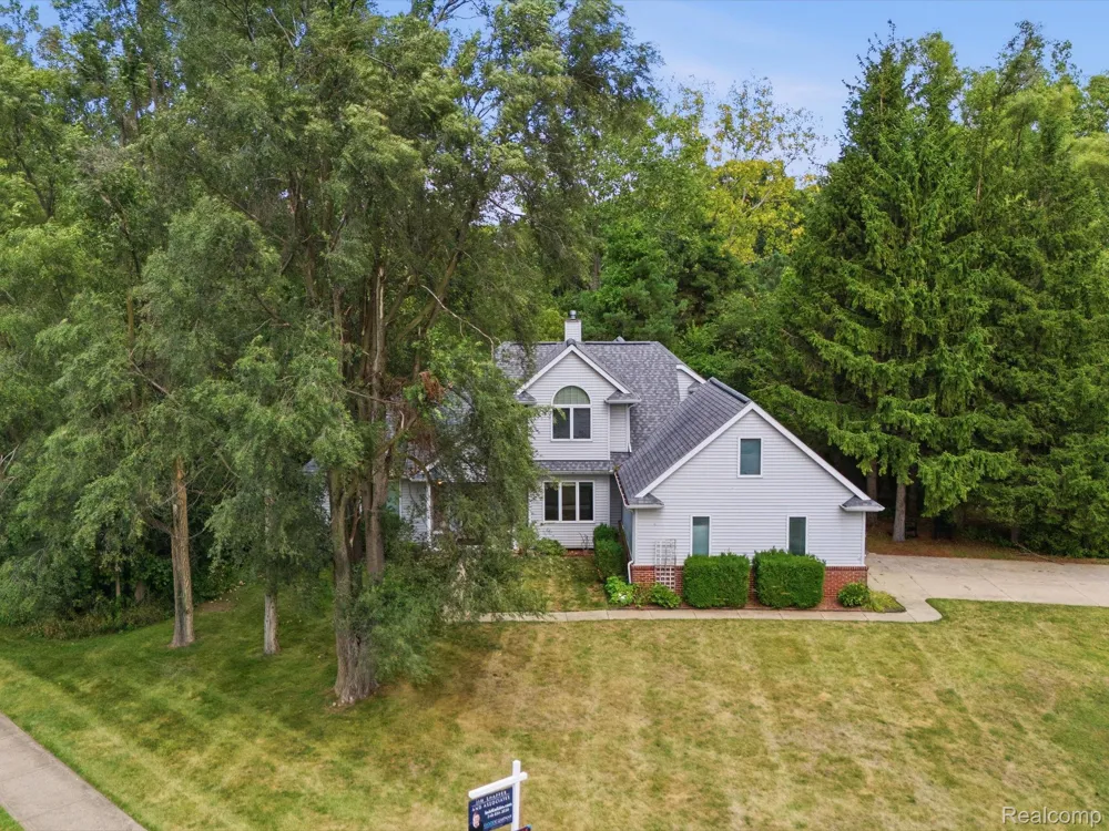 575 Lakes Edge Drive Oxford Village, MI 48371