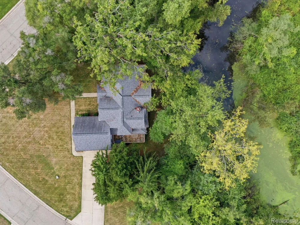 575 Lakes Edge Drive Oxford Village, MI 48371