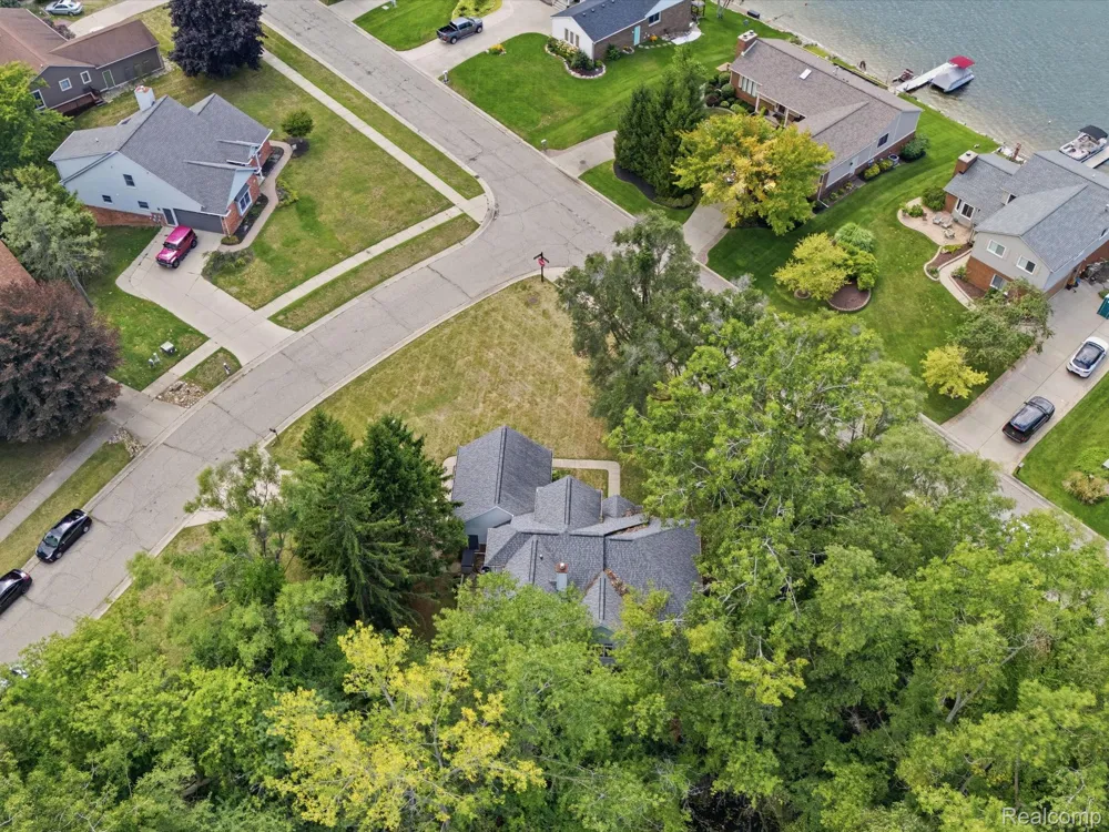 575 Lakes Edge Drive Oxford Village, MI 48371