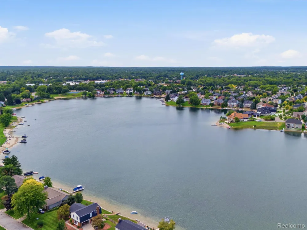 575 Lakes Edge Drive Oxford Village, MI 48371