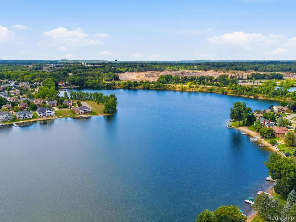 575 Lakes Edge Drive Oxford Village, MI 48371