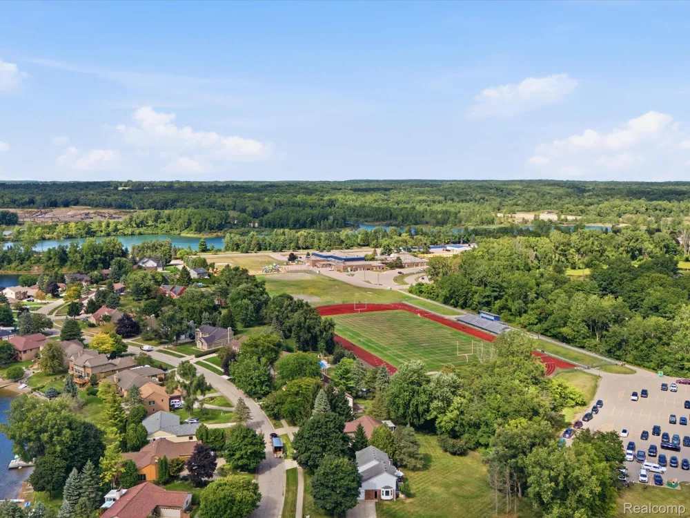 575 Lakes Edge Drive Oxford Village, MI 48371
