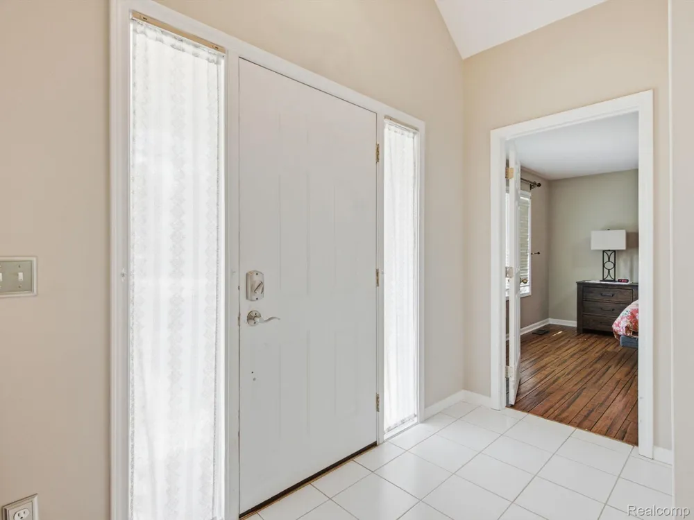 575 Lakes Edge Drive Oxford Village, MI 48371