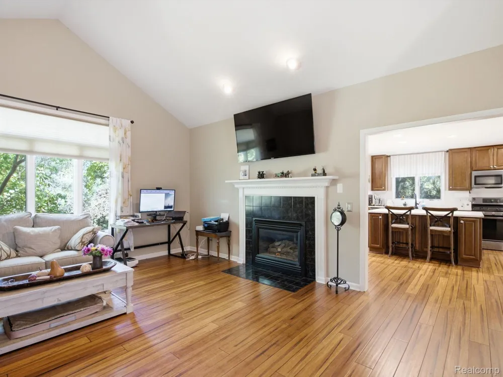 575 Lakes Edge Drive Oxford Village, MI 48371