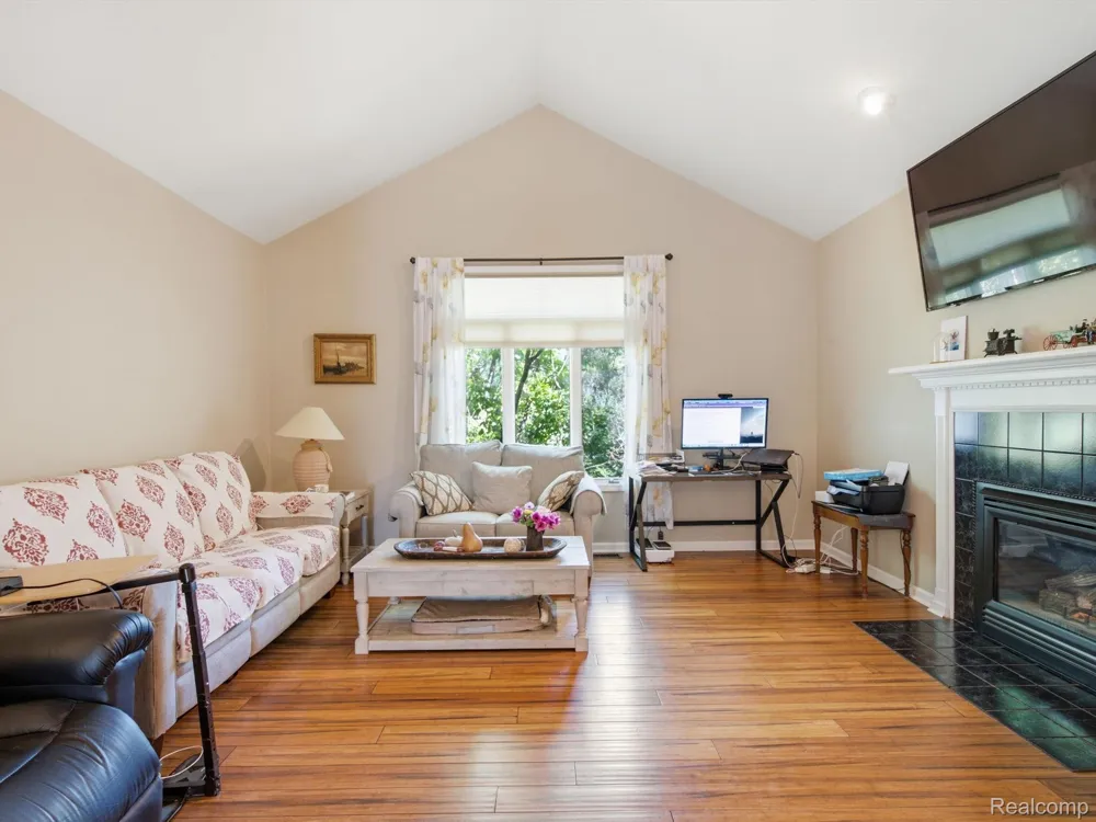 575 Lakes Edge Drive Oxford Village, MI 48371