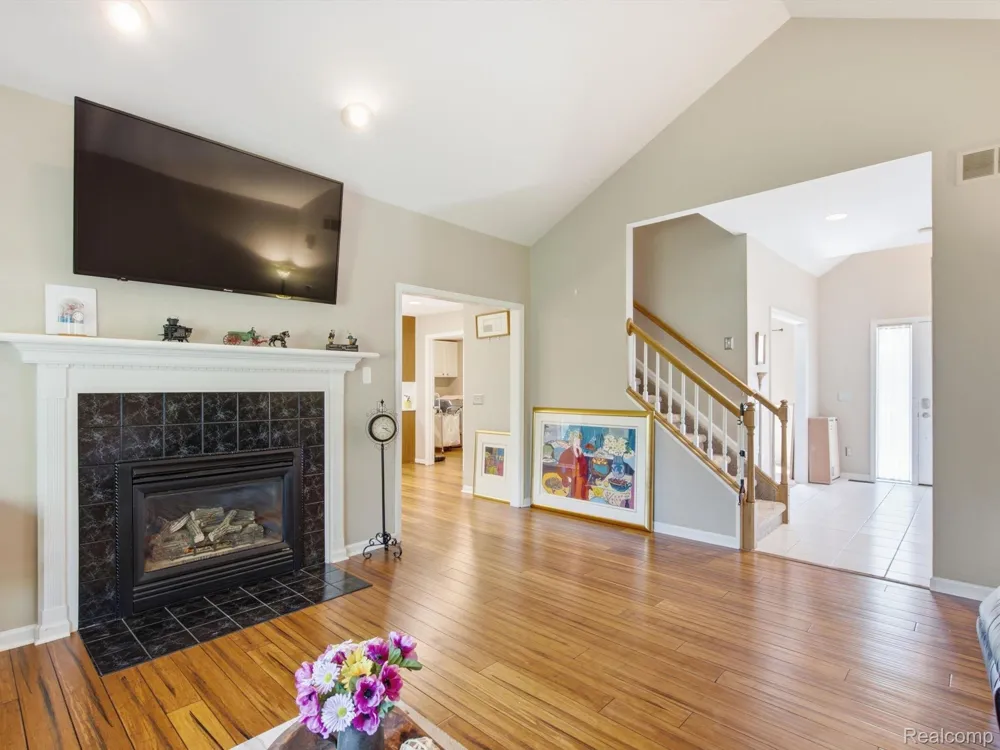 575 Lakes Edge Drive Oxford Village, MI 48371