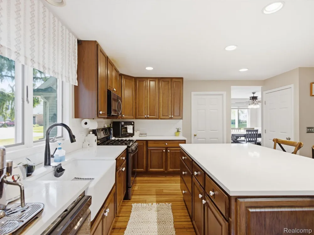 575 Lakes Edge Drive Oxford Village, MI 48371