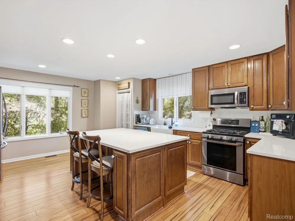 575 Lakes Edge Drive Oxford Village, MI 48371
