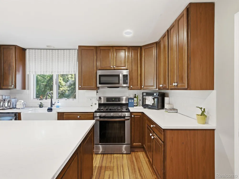 575 Lakes Edge Drive Oxford Village, MI 48371