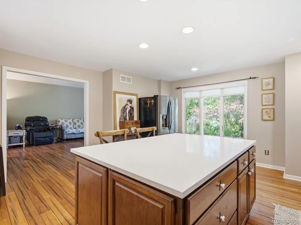 575 Lakes Edge Drive Oxford Village, MI 48371