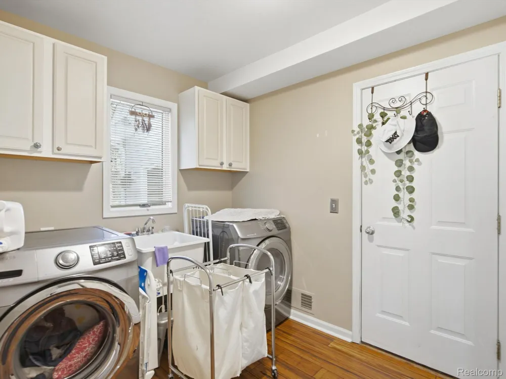 575 Lakes Edge Drive Oxford Village, MI 48371
