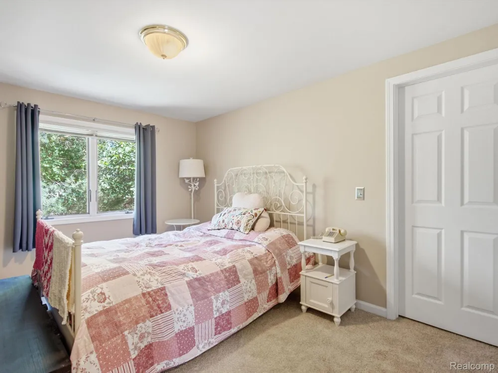 575 Lakes Edge Drive Oxford Village, MI 48371