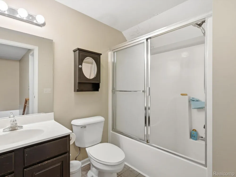 575 Lakes Edge Drive Oxford Village, MI 48371