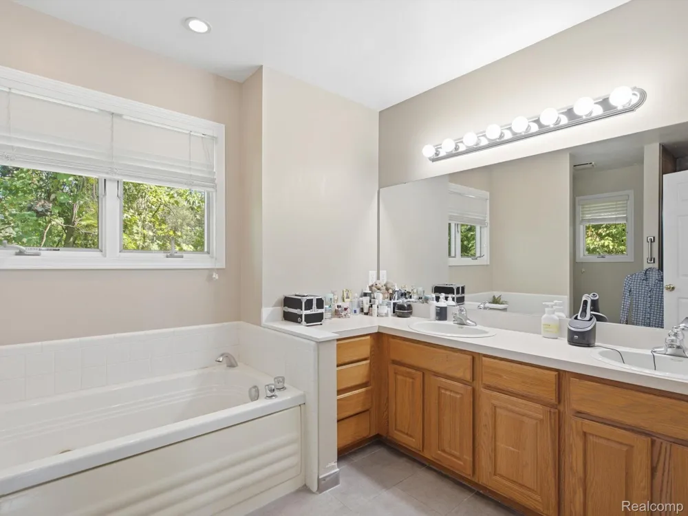 575 Lakes Edge Drive Oxford Village, MI 48371