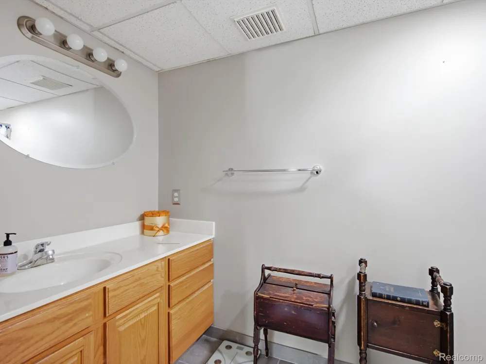 575 Lakes Edge Drive Oxford Village, MI 48371