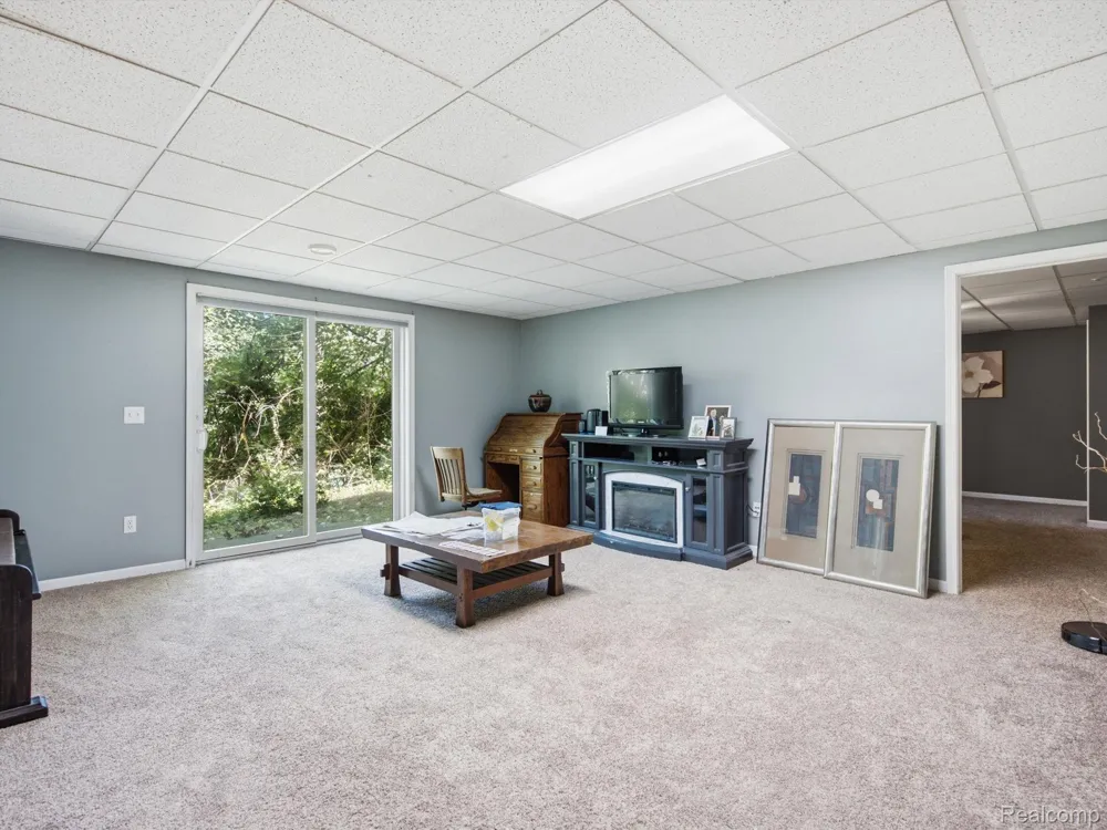 575 Lakes Edge Drive Oxford Village, MI 48371