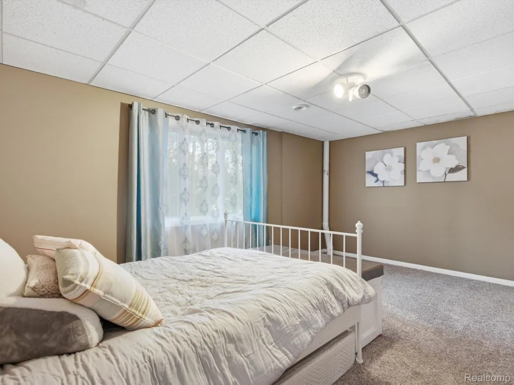 575 Lakes Edge Drive Oxford Village, MI 48371